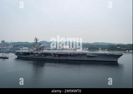 YOKOSUKA, Japan (20. Mai 2022) USA USS Ronald Reagan (CVN 76), der einzige Flugzeugträger der Navy, verlässt Commander, Fleet Activities Yokosuka (CFAY) für einen regelmäßigen Einsatz am 20. Mai 2022. Ronald Reagan wird im US-7.-Flottengebiet eingesetzt, um eine freie und offene Region im Indo-Pazifik zu unterstützen. Seit mehr als 75 Jahren stellt CFAY Basiseinrichtungen und -Dienste zur Unterstützung der vorstationierten Marinekräfte, Mietbefehle und Tausenden von Militär- und Zivilpersonal und deren Familien der US-7.-Flotte zur Verfügung, wartet und betreibt diese. Stockfoto