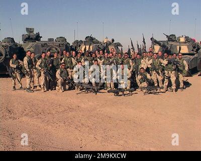 US Marine Corps (USMC) Marines of Echo Company (CO) 2. Battalion 5. Marines, First Platoon, Marine Corps Base (MCB) Camp Pendleton, Kalifornien (CA), stehen für ein Foto, bevor sie die irakische Grenze während der Operation DAUERHAFTE FREIHEIT überqueren. (Unterdurchschnittliches Bild). Land: Kuwait (KWT) Stockfoto