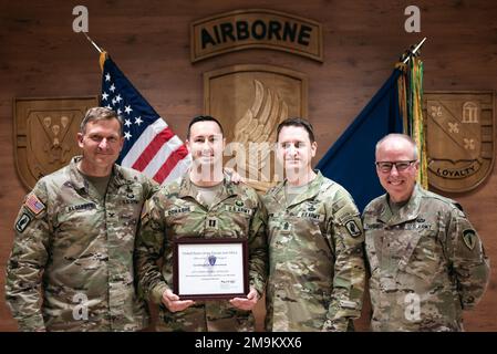 USA Der Fallschirmjäger Captain Christopher Donaghe, der Assistenzarzt des 2. Bataillons, 503. Luftwaffenregiment, wurde als US-amerikanisches Kriegsgefangenenlager ausgewiesen Armeeassistentin Europa und Afrika des Jahres 2021 an der Caserma Del DIN in Vicenza, Italien, am 20. Mai 2022. Stockfoto