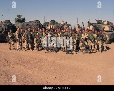 US Marine Corps (USMC) Marines of 2. Battalion 5. Marines, Marine Corps Base (MCB) Camp Pendleton, California (CA), stehen für ein Foto, bevor sie während der Operation DAUERHAFTE FREIHEIT die irakische Grenze überqueren. (Unterdurchschnittliches Bild). Land: Kuwait (KWT) Stockfoto