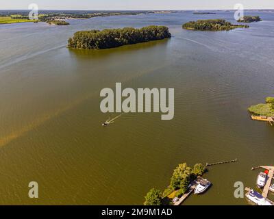 See mit kleinen Inseln und Bäumen im Sommer Stockfoto