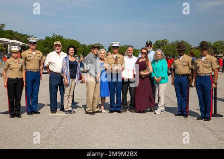 USA Marinekorps Brigade. General Julie L. Nethercot, Left, Marinekorps rekrutieren Depot Parris Island und Eastern Recruit Region Commanding General, Sergeant James G. Pond, ein Recruiting Sub Station Asheville, Staff Sgt. Xavier D. Burnette, Senior Drill Instructor für Zug 1034, Alpha Company, 1. Recruit Training Battalion, Sgt. Major Edwin A. Mota, MCRD Parris Island und ERR Sergeant Major, und Familienmitglieder gratulieren PFC Remington W. Wright nach der Abschlusszeremonie für Alpha Company, 1. RTB, im MCRD Parris Island, South Carolina, am 20. Mai 2022. Wright hat das verdient Stockfoto