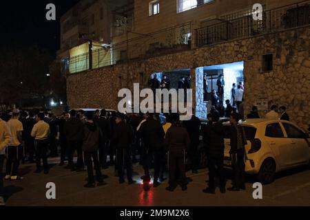 JERUSALEM, ISRAEL - JANUAR 18: JERUSALEM, ISRAEL - JANUAR 18: Anhänger des Innen- und Gesundheitsministers Aryeh Deri versammeln sich vor seiner Wohnung, um ihre Unterstützung am 18. Januar 2023 in Jerusalem, Israel, zum Ausdruck zu bringen. Der Oberste Gerichtshof Israels hat heute entschieden, dass der Führer der ultra-orthodoxen Shas-Partei, Aryeh Deri, aufgrund früherer strafrechtlicher Verurteilungen nicht als Minister in Netanjahus neuer harter Linie-Regierung dienen kann. Kredit: Eddie Gerald/Alamy Live News Stockfoto