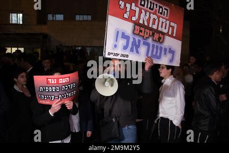 JERUSALEM, ISRAEL - JANUAR 18: Anhänger des Innen- und Gesundheitsministers Aryeh Deri halten Schilder auf, während sie sich am 18. Januar 2023 in Jerusalem, Israel, vor seinem Haus versammeln, um ihre Unterstützung zum Ausdruck zu bringen. Der Oberste Gerichtshof Israels hat heute entschieden, dass der Führer der ultra-orthodoxen Shas-Partei, Aryeh Deri, aufgrund früherer strafrechtlicher Verurteilungen nicht als Minister in Netanjahus neuer harter Linie-Regierung dienen kann. Kredit: Eddie Gerald/Alamy Live News Stockfoto