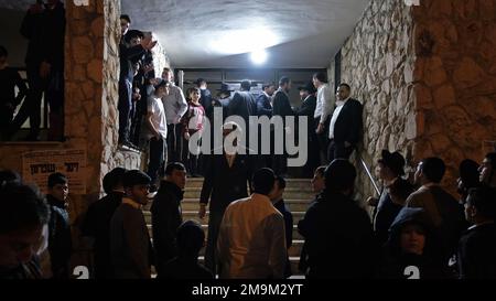 JERUSALEM, ISRAEL - JANUAR 18: JERUSALEM, ISRAEL - JANUAR 18: Anhänger des Innen- und Gesundheitsministers Aryeh Deri versammeln sich vor seiner Wohnung, um ihre Unterstützung am 18. Januar 2023 in Jerusalem, Israel, zum Ausdruck zu bringen. Der Oberste Gerichtshof Israels hat heute entschieden, dass der Führer der ultra-orthodoxen Shas-Partei, Aryeh Deri, aufgrund früherer strafrechtlicher Verurteilungen nicht als Minister in Netanjahus neuer harter Linie-Regierung dienen kann. Kredit: Eddie Gerald/Alamy Live News Stockfoto