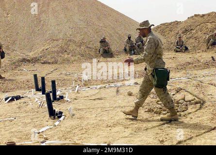 Major (MAJ) des US Marine Corps (USMC) Byron Harper (links), S-3 Operationsoffizier, 1. Aufklärungsbataillon (LARB), 1. Marine Division, verwendet eine große Landkarte mit Sandtisch, um Offiziere und MITARBEITER nicht kommissionierter Offiziere über Kriegspläne und Positionen in Camp Grizzly, Kuwait, während der Operation DAUERHAFTE FREIHEIT zu informieren. Betreff Operation/Serie: DAUERHAFTE FREIHEITSBASIS: Camp Grizzly Country: Kuwait (KWT) Stockfoto