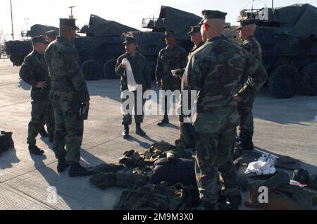 Personal des US Marine Corps (USMC) der Charlie Company, 4. Aufklärungsbataillon der leichten Rüstung (LAR), 4. Marine Division, führt eine Überprüfung der Ausrüstung zur Unterstützung DER OPERATION IRAQI FREEDOM durch. Basis: Camp Williams Bundesstaat: Utah (UT) Land: Vereinigte Staaten von Amerika (USA) Stockfoto