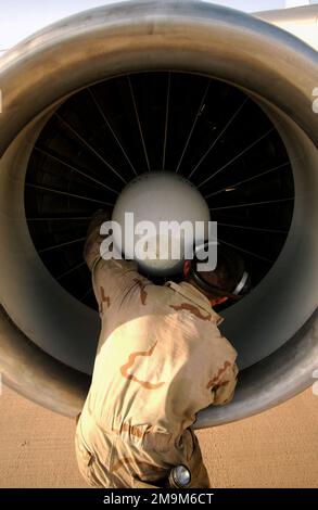 Juan Montez, Technischer Sergeant der US Air Force (USAF), Jet Engine Mechanic, 363. Expeditionary Aircraft Maintenance Squadron (EAMXS), überprüft die Lüfterflügel eines USAF E-3C Sentry Airborne Warning and Controls System (AWACS)-Flugzeugtriebwerks an einem nach vorn ausgesetzten Ort in Südwestasien, während der Operation SOUTHERN WATCH. Betreff Operation/Serie: SÜDLICHES WACHLAND: Unbekannt Stockfoto