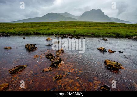 Meadow and River Etive and Creag Dubh Mountain, Schottland, Vereinigtes Königreich Stockfoto