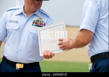 Absolventen des Rekrutierungsunternehmens Bravo-202 absolvieren die Grundausbildung in den USA Trainingszentrum der Küstenwache Cape May, N.J., 20. Mai 2022. Während sich die Missionen der Küstenwache in den letzten zwei Jahrhunderten weiterentwickelt haben, ist unser Engagement, „immer bereit“ zu sein, unnachgiebig geblieben. Stockfoto