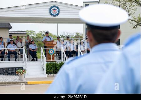 Absolventen des Rekrutierungsunternehmens Bravo-202 absolvieren die Grundausbildung in den USA Trainingszentrum der Küstenwache Cape May, N.J., 20. Mai 2022. Während sich die Missionen der Küstenwache in den letzten zwei Jahrhunderten weiterentwickelt haben, ist unser Engagement, „immer bereit“ zu sein, unnachgiebig geblieben. Stockfoto