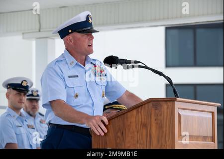 Absolventen des Rekrutierungsunternehmens Bravo-202 absolvieren die Grundausbildung in den USA Trainingszentrum der Küstenwache Cape May, N.J., 20. Mai 2022. Während sich die Missionen der Küstenwache in den letzten zwei Jahrhunderten weiterentwickelt haben, ist unser Engagement, „immer bereit“ zu sein, unnachgiebig geblieben. Stockfoto