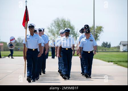 Absolventen des Rekrutierungsunternehmens Bravo-202 absolvieren die Grundausbildung in den USA Trainingszentrum der Küstenwache Cape May, N.J., 20. Mai 2022. Während sich die Missionen der Küstenwache in den letzten zwei Jahrhunderten weiterentwickelt haben, ist unser Engagement, „immer bereit“ zu sein, unnachgiebig geblieben. Stockfoto