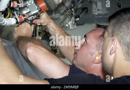 Staff Sergeant (SSGT) DER US-Luftwaffe John Beldin (links) und USAF SSGT Landon bevorzugen beide Waffenlader, die dem 2. Bombenflügel (BW) zugeteilt sind. Installiert eine konventionelle Luftschiff-Rakete in der Waffenbucht eines USAF B-52H Stratofortress-Flugzeugs, während sie mit dem 7. Air Expeditionary Wing (AEW) auf der Andersen Air Force Base (AFB), Guam, während der Operation DAUERHAFTE FREIHEIT eingesetzt wird. Betrifft Operation/Serie: STÜTZPUNKT DAUERHAFTE FREIHEIT: Luftwaffenstützpunkt Andersen Bundesstaat: Guam (GU) Land: Vereinigte Staaten von Amerika (USA) Stockfoto