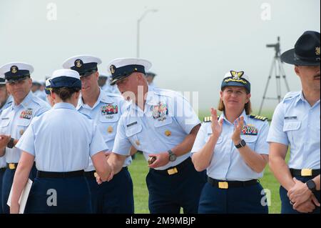 Absolventen des Rekrutierungsunternehmens Bravo-202 absolvieren die Grundausbildung in den USA Trainingszentrum der Küstenwache Cape May, N.J., 20. Mai 2022. Während sich die Missionen der Küstenwache in den letzten zwei Jahrhunderten weiterentwickelt haben, ist unser Engagement, „immer bereit“ zu sein, unnachgiebig geblieben. Stockfoto