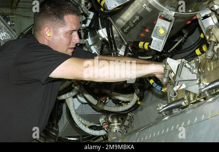 STAFF Sergeant (SSGT) DER US-Luftwaffe Clayton Carver, Arms Loader, dem 2. Bombenflügel (BW) zugeteilt, installiert eine konventionelle Rakete für die Luftabschussfahrt in der Waffenbucht eines USAF B-52H Stratofortress-Flugzeugs, während sie mit dem 7. Air Expeditionary Wing (AEW) am Luftwaffenstützpunkt Andersen (AFB) eingesetzt wird; Guam, während der Operation DIE FREIHEIT ERHALTEN. Betrifft Operation/Serie: STÜTZPUNKT DAUERHAFTE FREIHEIT: Luftwaffenstützpunkt Andersen Bundesstaat: Guam (GU) Land: Vereinigte Staaten von Amerika (USA) Stockfoto