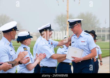 Absolventen des Rekrutierungsunternehmens Bravo-202 absolvieren die Grundausbildung in den USA Trainingszentrum der Küstenwache Cape May, N.J., 20. Mai 2022. Während sich die Missionen der Küstenwache in den letzten zwei Jahrhunderten weiterentwickelt haben, ist unser Engagement, „immer bereit“ zu sein, unnachgiebig geblieben. Stockfoto