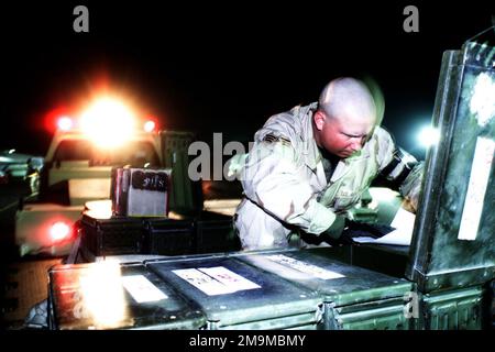 US Air Force (USAF) SENIOR AIRMAN (SRA) Keith Flesher, 379. Expeditionary Maintenance Squadron (EMXS), Munitionstruppe, bereitet sich darauf vor, Spreu-Fackeln für ein Flugzeug an einem nach vorn ausgesetzten Ort in Südwestasien während der Operation DAUERHAFTE FREIHEIT wieder zu scharfen. Subjekt Operation/Serie: DAUERHAFTE FREIHEIT Land: Unbekannt Stockfoto