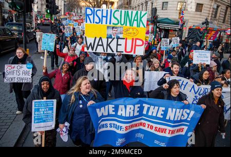 London, Großbritannien. 18. Januar 2023. Krankenschwestern und medizinisches Personal marschieren zur Downing Street, um zu verlangen, dass Premierminister Rishi Sunak ihnen zuhört und ihnen ein faires Gehaltsangebot macht. Tausende von Krankenschwestern beginnen mit dem zweitägigen Streik - und der Streik wird viel größer sein als im letzten Monat Krankenpflegepersonal aus mehr als 55 Trusts wird am Mittwoch und Donnerstag am Arbeitskampf teilnehmen, Laut einer Umfrage glauben fast drei von fünf Menschen, dass die Regierung mehr für die laufende Gehaltsstreitigkeit verantwortlich ist. Kredit: Mark Thomas/Alamy Live News Stockfoto