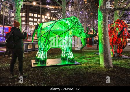 London, Großbritannien. 18. Januar 2023. Permafrost - Sleeping Giants by Fisheye, das sich am Canary Riverside befindet, zeigt drei antike Mammuten, die seit Jahrhunderten tief in den Schichten des Permafrosts isoliert sind. Das jährliche Winter Lights Festival startet heute mit 22 Lichtinstallationen und beeindruckenden Kunstausstellungen rund um Canary Wharf in London. Das öffentliche Festival läuft bis zum 28. Januar und kann kostenlos besucht werden. Kredit: Imageplotter/Alamy Live News Stockfoto