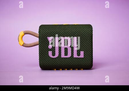 Kiew, Ukraine. 3. März 2020. JBL GO 3 Lautsprecher für akustische Musik. Rechteckiger Lautsprecher für Musikwiedergabe mit lilafarbenem JBL-Schriftzug auf lilafarbenem Hintergrund. Wunderschön Stockfoto
