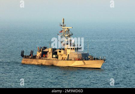 Steuerbordansicht des Küstenpatrouillenboots USS CHINOOK (PC 9) der US Navy (USN) der Cyclone-Klasse auf See zur Unterstützung der Operation IRAQI FREEDOM. Gegenstand Operation/Serie: LAND DER IRAKISCHEN FREIHEIT: Persischer Golf Stockfoto