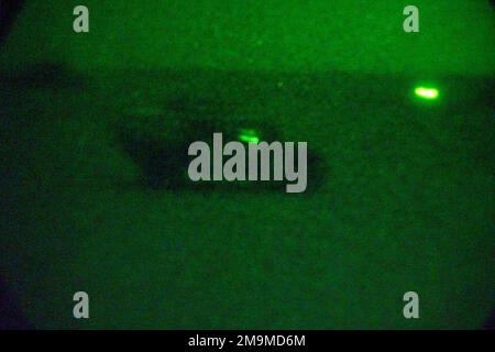 Ein Fahrzeug des US Marine Corps (USMC) des 1. Panzerbataillons, Charlie Company, wartet im Verbreitungsgebiet (da) in der Nähe der irakischen Grenze, um die Freiheit der Operation IRAQI zu unterstützen. (Unterdurchschnittliches Bild). Gegenstand Operation/Serie: LAND DER IRAKISCHEN FREIHEIT: Kuwait (KWT) Stockfoto