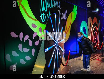 London, Großbritannien. 18. Januar 2023. Eine Frau dreht das Rad von Intonaluci (die leichten Schnecken) von Calidos, das sich im Crossrail Place Roof Garden befindet. Das jährliche Winter Lights Festival beginnt heute mit 22 Lichtinstallationen und beeindruckenden Kunstausstellungen rund um Canary Wharf in London. Das öffentliche Festival läuft bis zum 28. Januar und kann kostenlos besucht werden. Kredit: Imageplotter/Alamy Live News Stockfoto