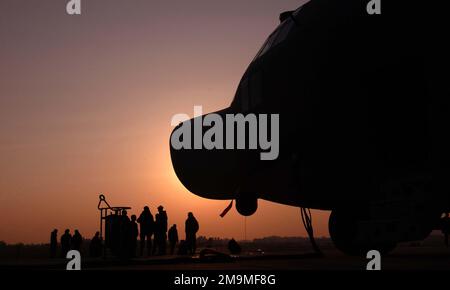030322-F-9171L-002. [Complete] Szene Caption: Bei Einbruch der Nacht steht auf dem Luftwaffenstützpunkt Tague (ab) in Korea ein MC-130H Combat Talon II im Vordergrund, während das Wartungsteam des 1. Spezialeinsatzgeschwaders (1. SOS), Kadena ab, Okinawa, ihren Tag beendet. Die 1. SOS nimmt an DER AUFNAHMESTELLUNG FÜR DIE WEITERBEWEGUNG und INTEGRATION (RSO&I) und AN FOHLEN EAGLE Teil, bei denen es sich um gemeinsame und kombinierte Übungen für Soldaten, Matrosen, Flugzeuge und Marines handelt. Sie versammeln sich in Korea, um Hand in Hand mit ihren südkoreanischen Amtskollegen zu arbeiten, um die Entschlossenheit der US-Streitkräfte zu demonstrieren, die Republik K zu verteidigen Stockfoto