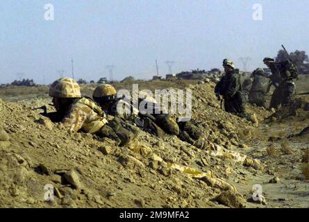 Personal des US Marine Corps (USMC) der Charlie Company, 1. Bataillon, 4. Marines Regiment, Regimental Combat Team 1 (RCT1), verteidigen eine Position gegen einen erwarteten feindlichen Angriff im Südirak während der Bewegung der RCT1 in Richtung Norden zur Unterstützung der Freiheit der Operation IRAQI. Betreff Operation/Serie: IRAQI FREEDOM Country: Iraq (IRQ) Stockfoto