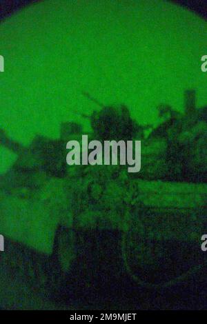 Ein US Marine Corps (USMC) M1A1 Abrams Main Battle Panzer (MBT) von Charlie Company, 1. Panzerbataillon, wartet nach Einbruch der Dunkelheit an einer Tankstelle in der Nähe von Al Nassaria entlang der Route Tampa zur Unterstützung der Freiheit der Operation IRAQI. (Unterdurchschnittliches Bild). Betreff Operation/Serie: IRAQI FREEDOM Country: Iraq (IRQ) Stockfoto