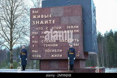 Anlässlich des 80. Jahrestages der Beendigung der Belagerung von Leningrad nahm der russische Präsident Wladimir Putin an einer Kranzlegen-Zeremonie am Mutterland-Denkmal auf dem Piskaryovskoye-Gedächtnisfriedhof Teil. Foto: Das Russische Präsidialamt Stockfoto