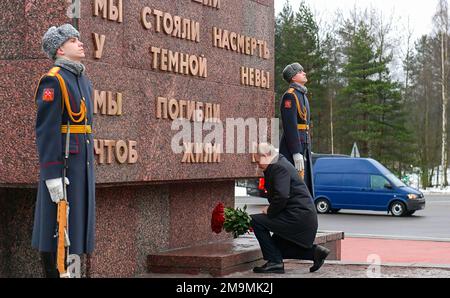 Anlässlich des 80. Jahrestages der Beendigung der Belagerung von Leningrad nahm der russische Präsident Wladimir Putin an einer Kranzlegen-Zeremonie am Mutterland-Denkmal auf dem Piskaryovskoye-Gedächtnisfriedhof Teil. Foto: Das Russische Präsidialamt Stockfoto