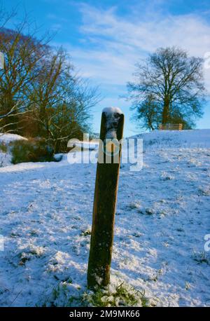 Ein Schild für den öffentlichen Fußweg am Dorfrand, Downham, Clitheroe, Lancashire, Vereinigtes Königreich, Europa Stockfoto