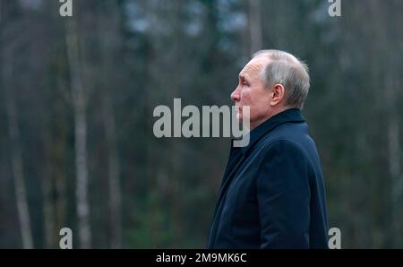 Anlässlich des 80. Jahrestages der Beendigung der Belagerung von Leningrad nahm der russische Präsident Wladimir Putin an einer Kranzlegen-Zeremonie am Mutterland-Denkmal auf dem Piskaryovskoye-Gedächtnisfriedhof Teil. Foto: Das Russische Präsidialamt Stockfoto