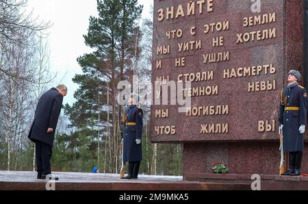 Anlässlich des 80. Jahrestages der Beendigung der Belagerung von Leningrad nahm der russische Präsident Wladimir Putin an einer Kranzlegen-Zeremonie am Mutterland-Denkmal auf dem Piskaryovskoye-Gedächtnisfriedhof Teil. Foto: Das Russische Präsidialamt Stockfoto