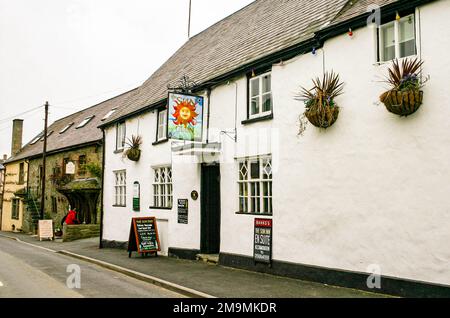 Das Sun Inn and Pub, Clun, Shropshire, England ist ein Gebäude aus dem 15. Jahrhundert mit traditionellem Gebirgsbau, ein denkmalgeschütztes Gebäude der Kategorie 2. Stockfoto