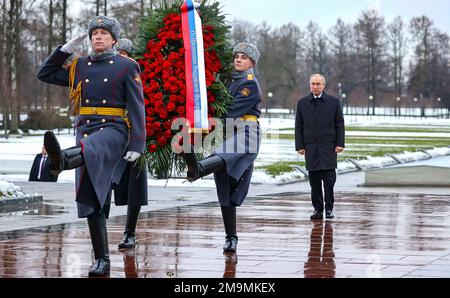 Anlässlich des 80. Jahrestages der Beendigung der Belagerung von Leningrad nahm der russische Präsident Wladimir Putin an einer Kranzlegen-Zeremonie am Mutterland-Denkmal auf dem Piskaryovskoye-Gedächtnisfriedhof Teil. Foto: Das Russische Präsidialamt Stockfoto