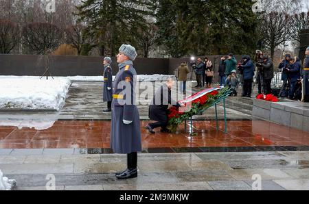 Anlässlich des 80. Jahrestages der Beendigung der Belagerung von Leningrad nahm der russische Präsident Wladimir Putin an einer Kranzlegen-Zeremonie am Mutterland-Denkmal auf dem Piskaryovskoye-Gedächtnisfriedhof Teil. Foto: Das Russische Präsidialamt Stockfoto