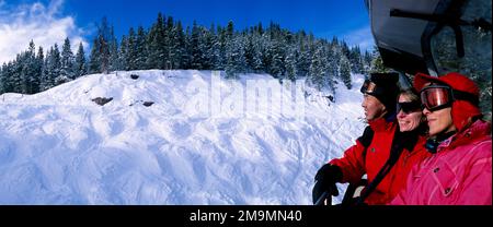 Seitenprofil von drei Personen, die auf dem Skilift sitzen, Vail, Colorado, USA Stockfoto