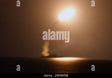 Die US-Marine (USN) ARLEIGH BURKE CLASS: Guided Missile Destroyer, USS WINSTON S. CHURCHILL (DDG 81) startet eine Tomahawk-Rakete zur Unterstützung der Freiheit der Operation IRAQI. (Unterdurchschnittliches Bild). Betroffene Operation/Serie: LAND DER IRAKISCHEN FREIHEIT: Unbekannt Stockfoto