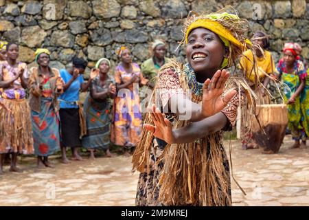 Echuya Batwa, oft als Pygmäen bekannt, tanzt im Südwesten Ugandas. Stockfoto