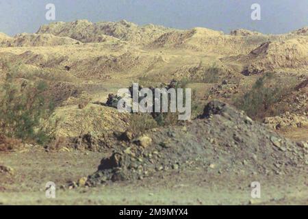 US Marine Corps (USMC) Truppen der Charlie Company, 1. Bataillon, 5. Marines, 1. Marine Division aus Camp Pendleton, Kalifornien, gehen während eines Feuergefechts zur Unterstützung der Freiheit der Operation IRAQI in bessere Schusspositionen. (Unterdurchschnittliches Bild). Betreff Operation/Serie: IRAQI FREEDOM Country: Iraq (IRQ) Stockfoto