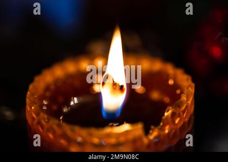 Brennende Wachskerze auf dem festlichen Weihnachtstisch Stockfoto