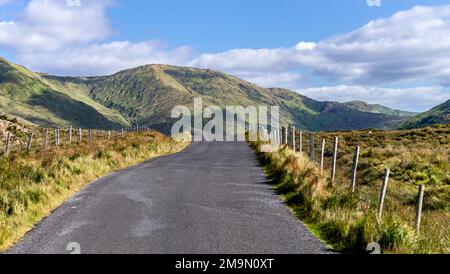 Eine Straße zu den Bergen in Connemara, County Galway, Irland Stockfoto