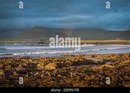 Atlantik, Berge, Strände, wolkiger Himmel, Regenbogen, Dingle Peninsula auf Irlands Wild Atlantic Way, südwestliche Atlantikküste Stockfoto
