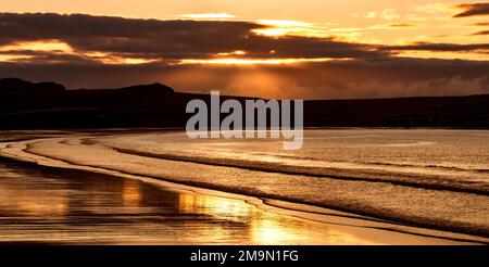 Goldener Sonnenuntergang, Ozean, Berge, Strände und wolkiger Himmel, dies ist die Dingle-Halbinsel auf Irlands Wild Atlantic Way, südwestliche Atlantikküste Stockfoto