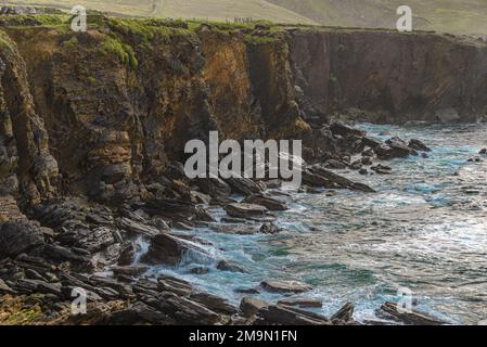 Die Wellen stürzen in die Klippen, dies ist die Dingle-Halbinsel auf Irlands Wild Atlantic Way, südwestliche Atlantikküste. Stockfoto
