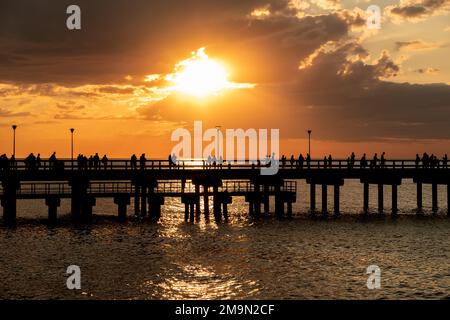 Die herrliche historische Palanga-Brücke an der Ostsee bei Sonnenuntergang in Litauen Stockfoto