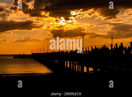 Die herrliche historische Palanga-Brücke an der Ostsee bei Sonnenuntergang in Litauen Stockfoto